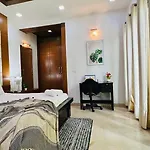 Bluo 3Bhk Green Park, Private Garden Balcony, Lift