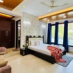 Bluo 3Bhk Green Park, Private Garden Balcony, Lift