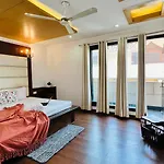 Bluo 3Bhk Green Park, Private Garden Balcony, Lift