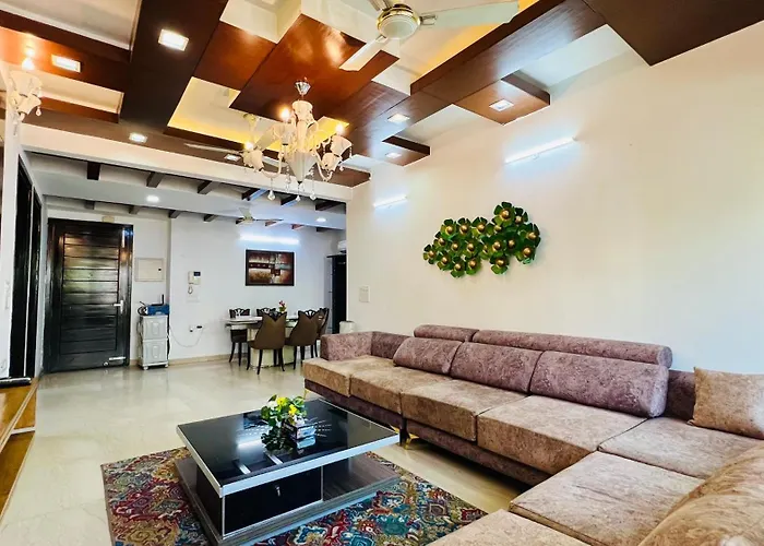 Bluo 3Bhk Green Park, Private Garden Balcony, Lift