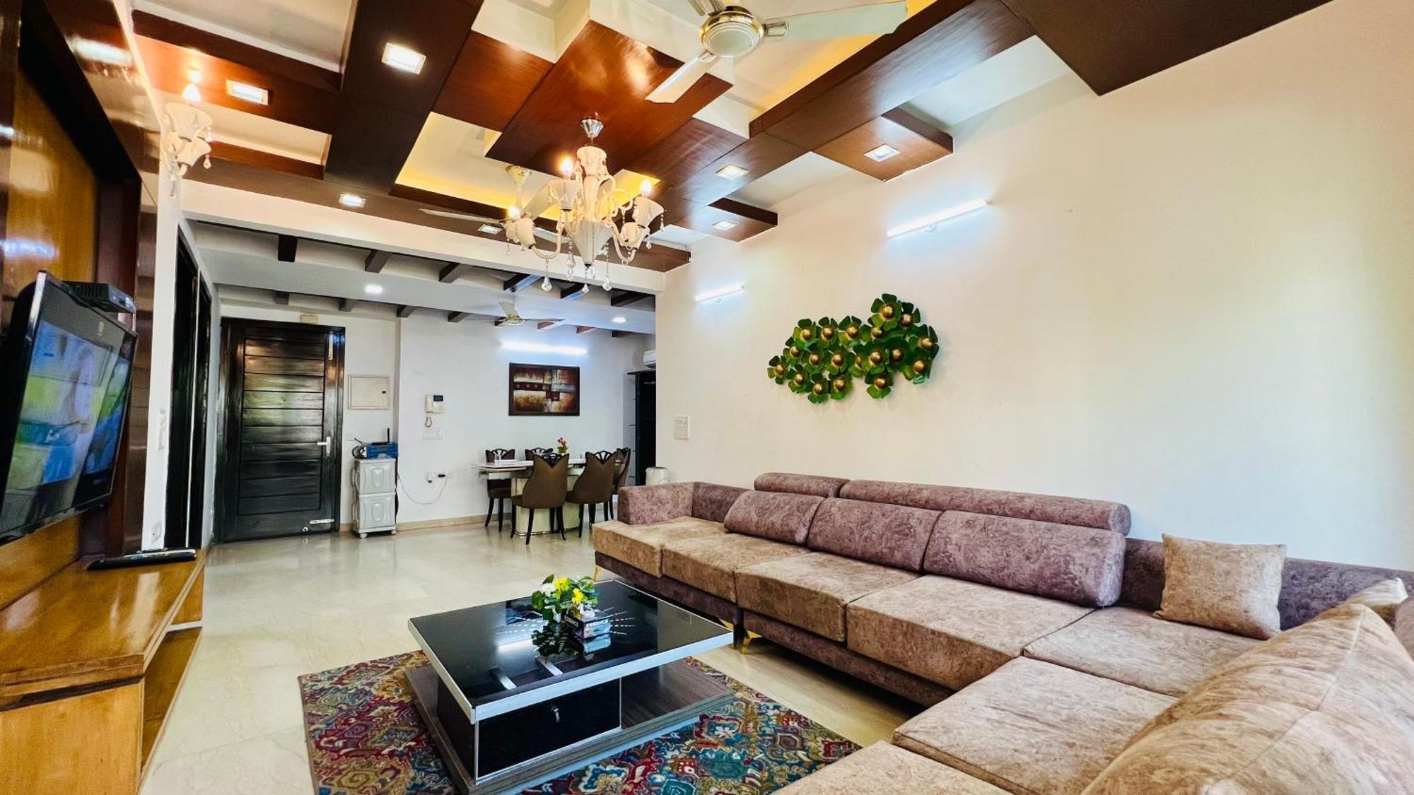 Bluo 3bhk Park, Private Garden Balcony, Lift Apartment