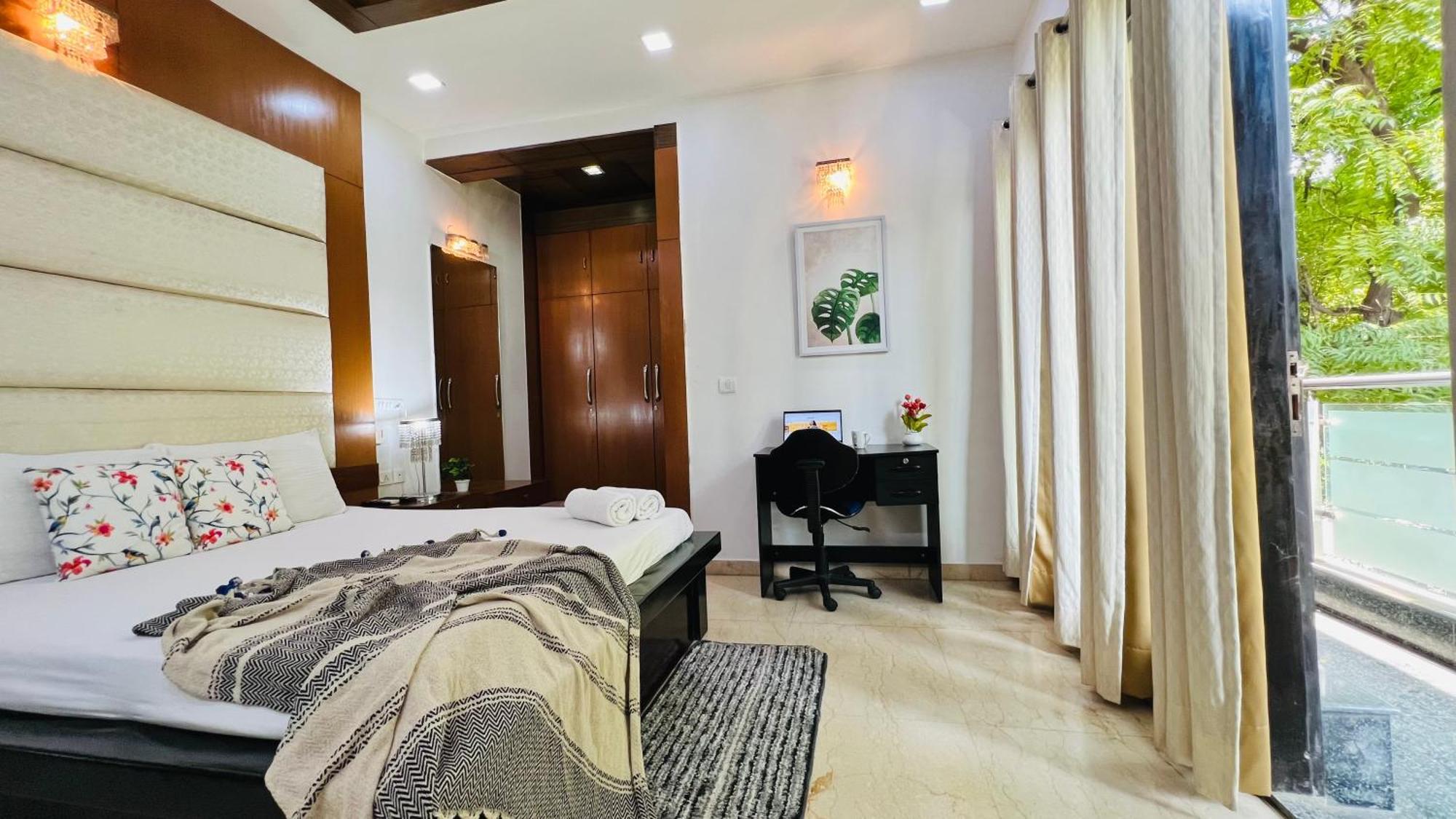 Bluo 3bhk Park, Private Garden Balcony, Lift * New Delhi