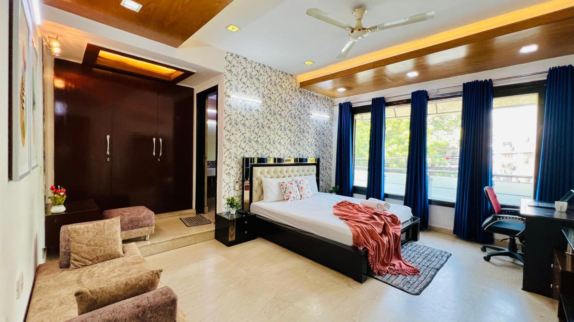 Bluo 3bhk Park, Private Garden Balcony, Lift Apartment