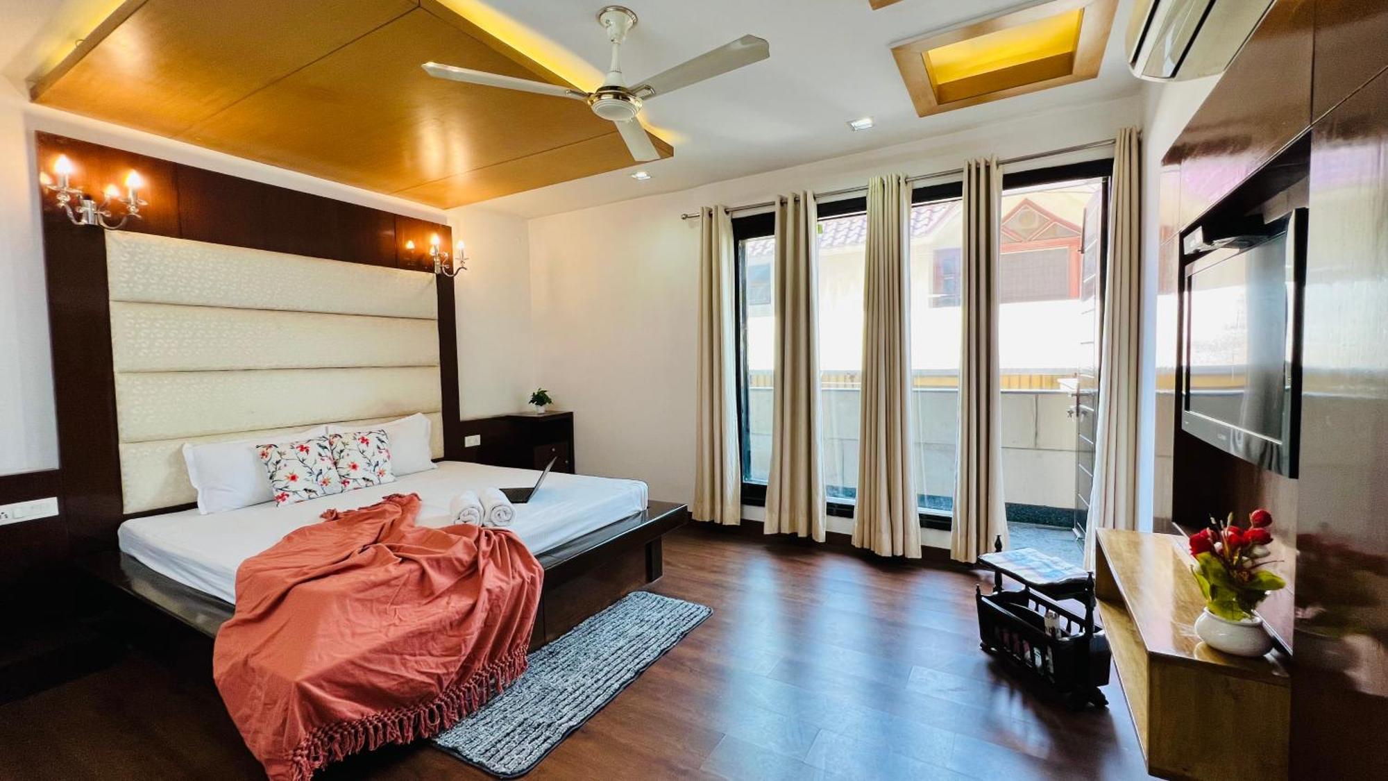 Bluo 3bhk Park, Private Garden Balcony, Lift * New Delhi