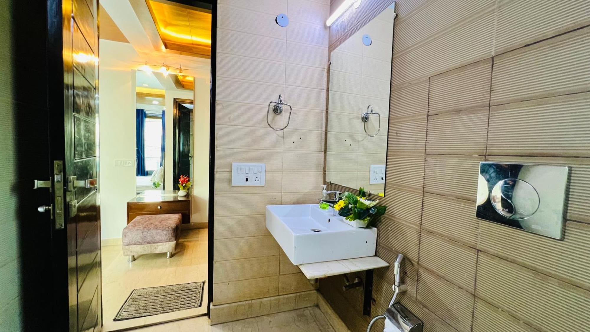 Bluo 3bhk Park, Private Garden Balcony, Lift *