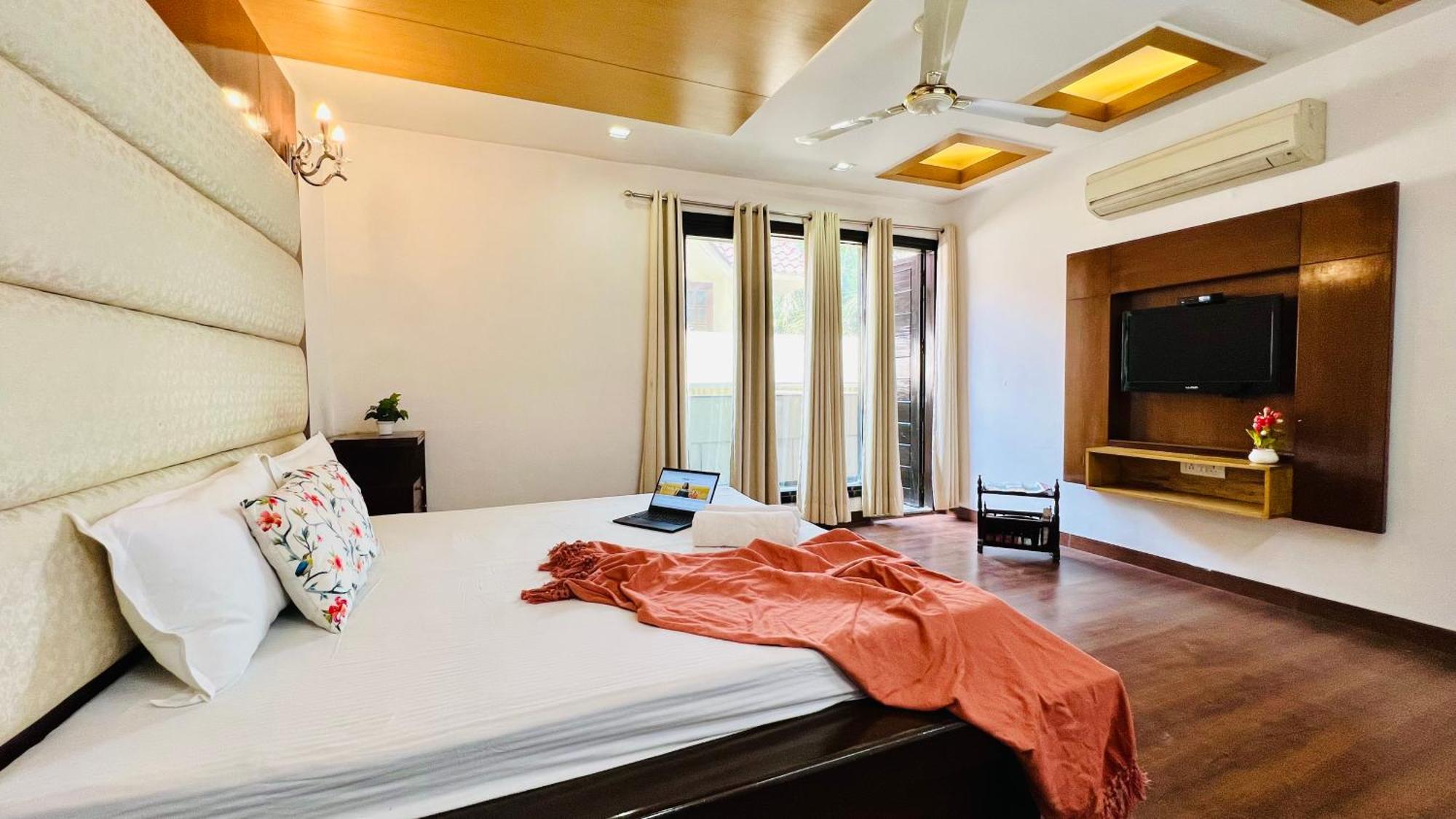 Bluo 3bhk Park, Private Garden Balcony, Lift * New Delhi