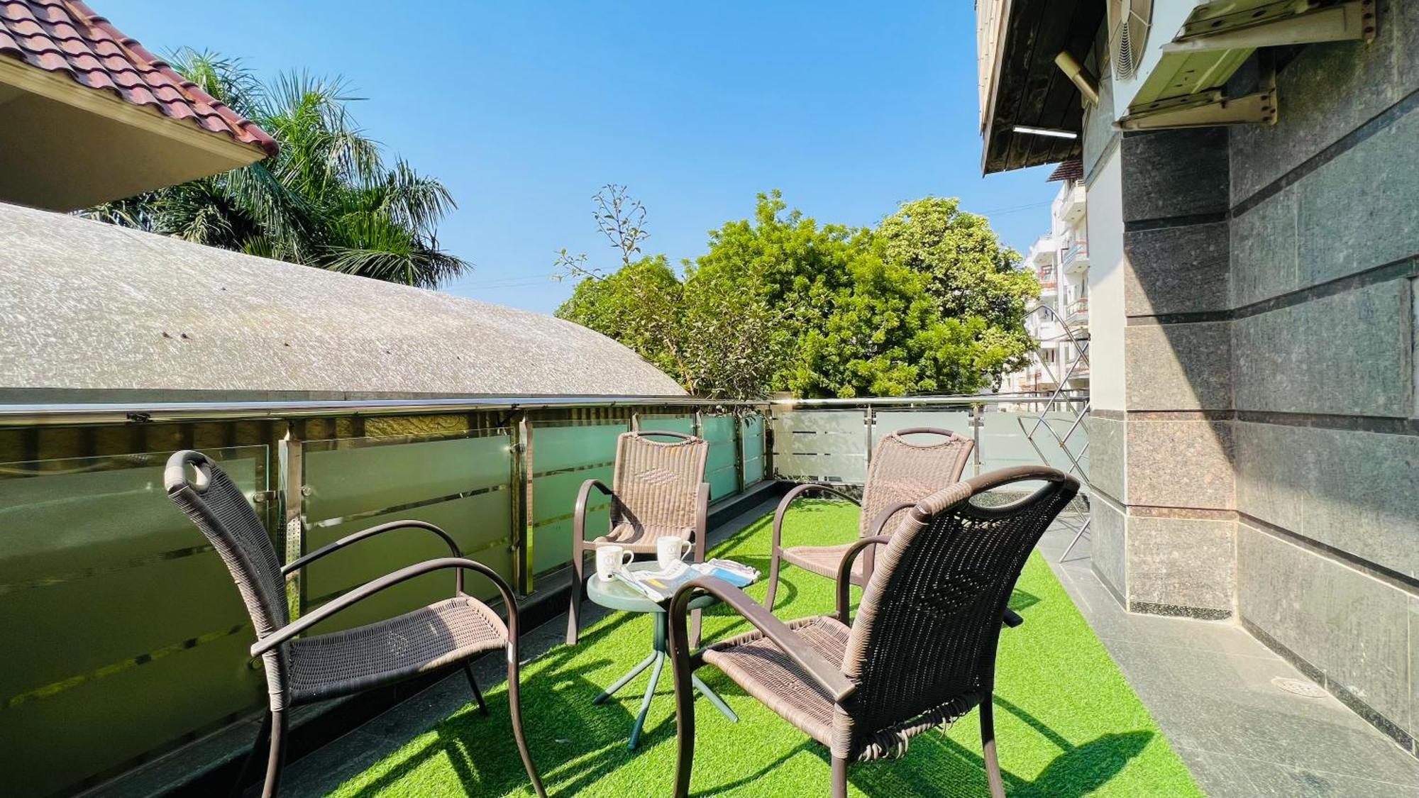 Bluo 3bhk Park, Private Garden Balcony, Lift Apartment New Delhi